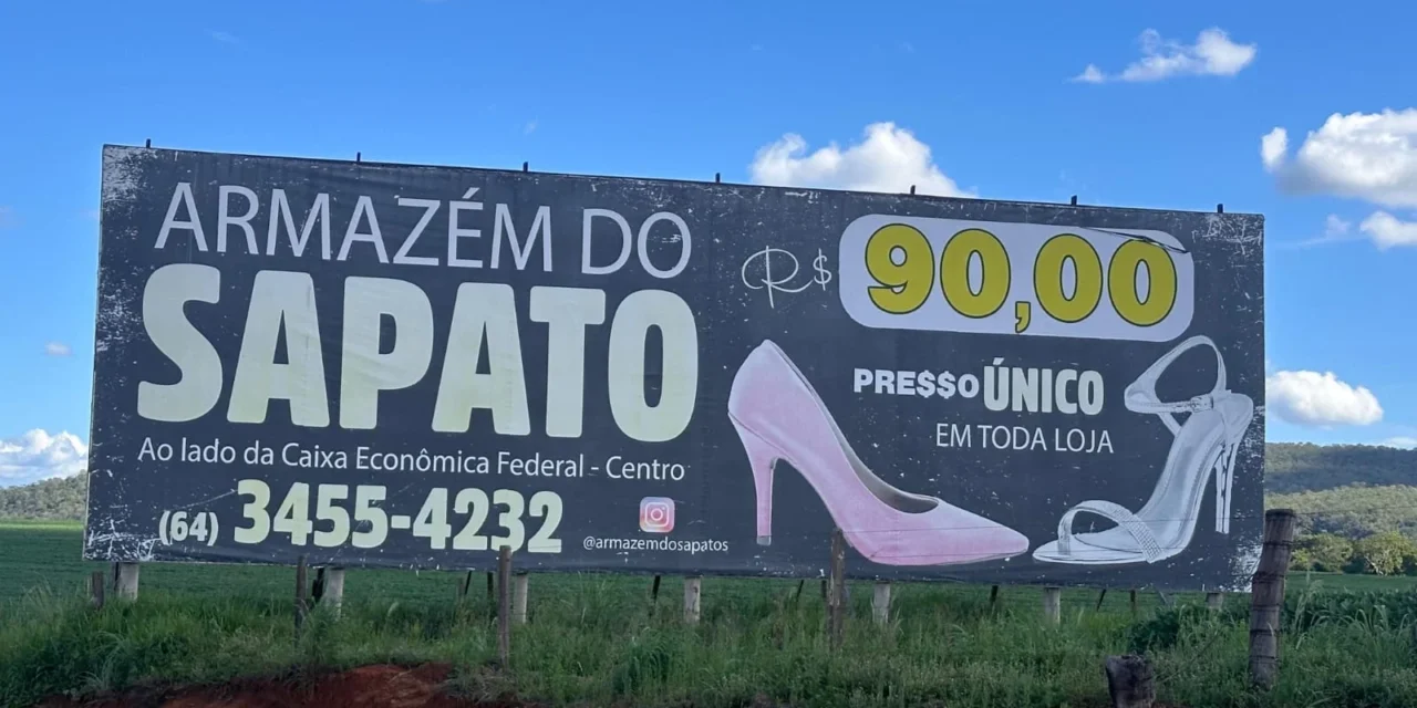 Placa chama atenção de motoristas que estão indo a Caldas Novas