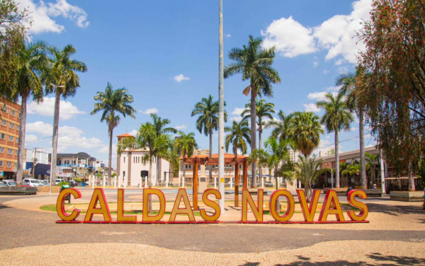 Prefeito reeleito de Caldas Novas revoga taxa de turismo na cidade