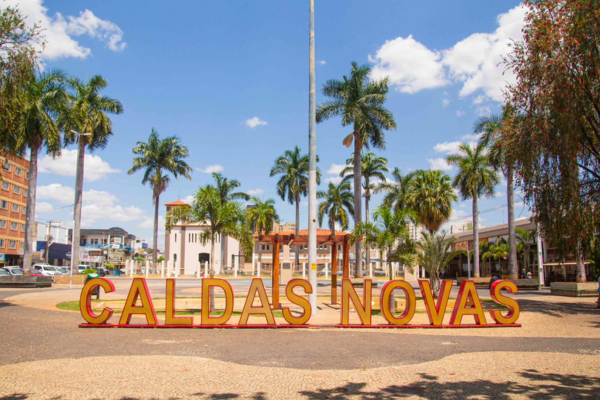 Prefeito reeleito de Caldas Novas revoga taxa de turismo na cidade
