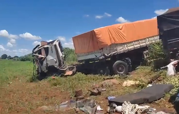 Caminhoneiro dirige por mais de 20 horas e provoca acidente na BR-452