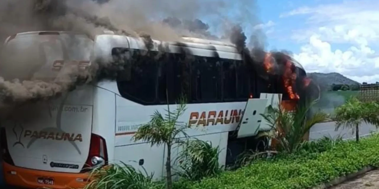 Passageiros de ônibus em chamas são salvos por PMs em Caldas Novas