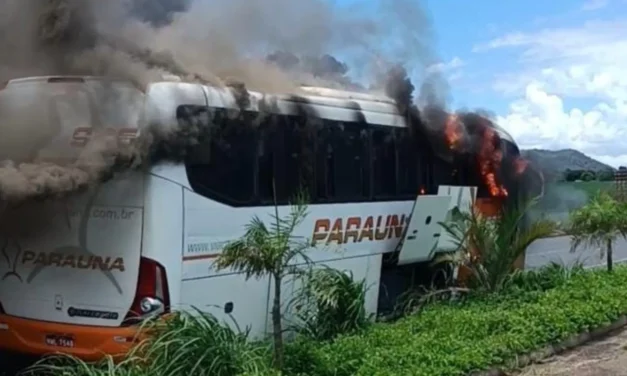 Passageiros de ônibus em chamas são salvos por PMs em Caldas Novas