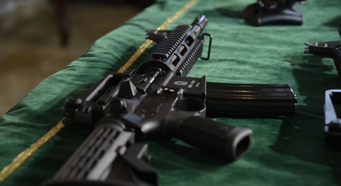 PM do Rio apreendeu em janeiro 84 fuzis em poder do crime organizado