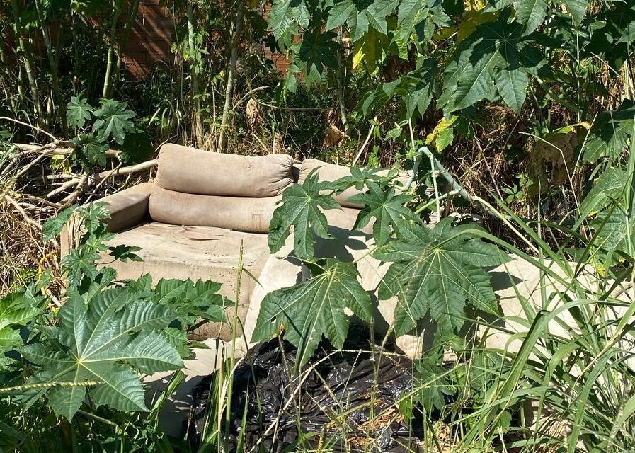 Descarte irregular de entulho em áreas verdes é crime ambiental